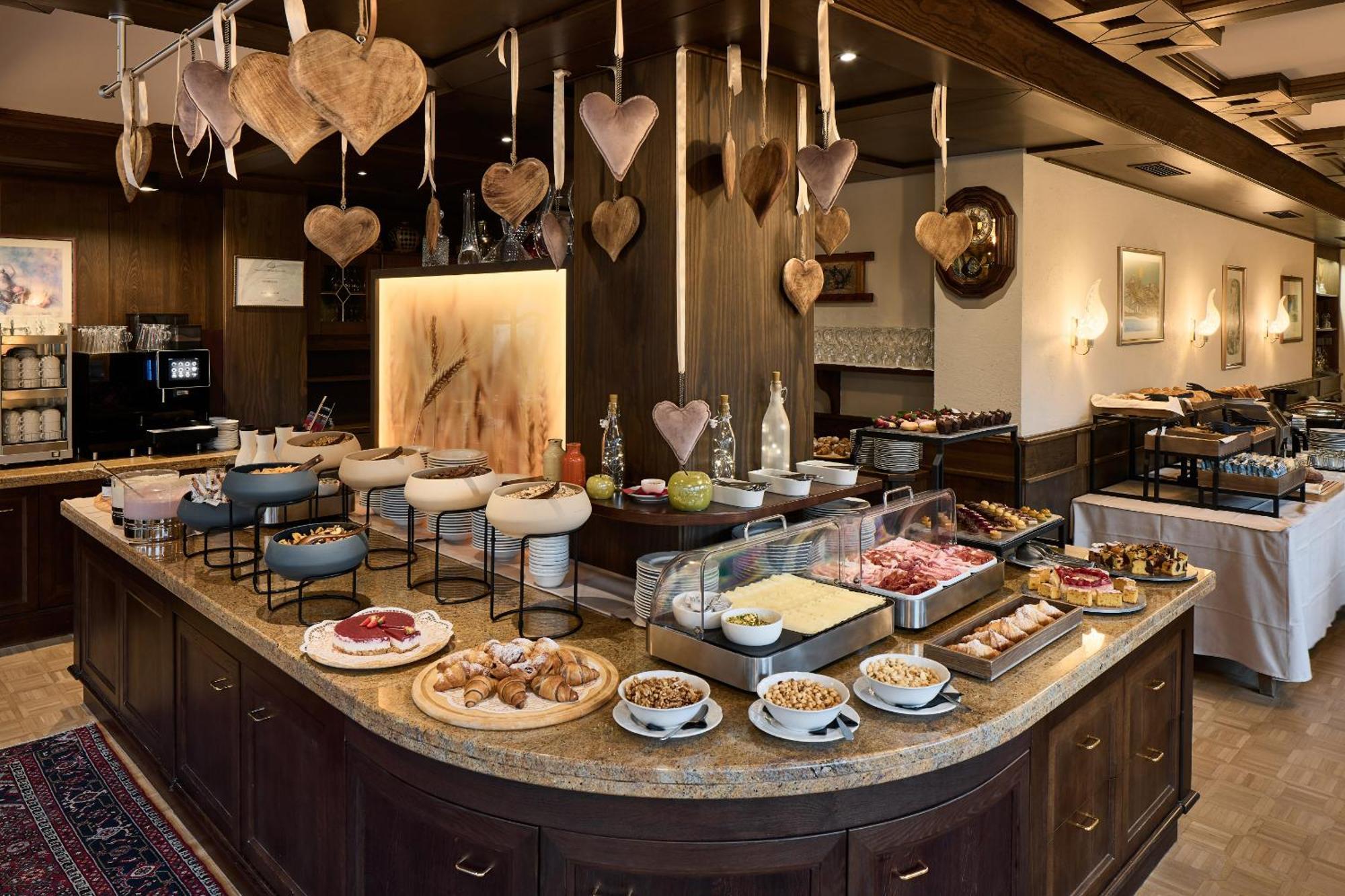 Dolomites Wellness Hotel Savoy La Villa  Bagian luar foto
